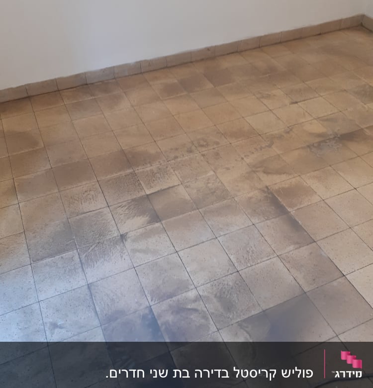 רצפה עם כתמי חומצה